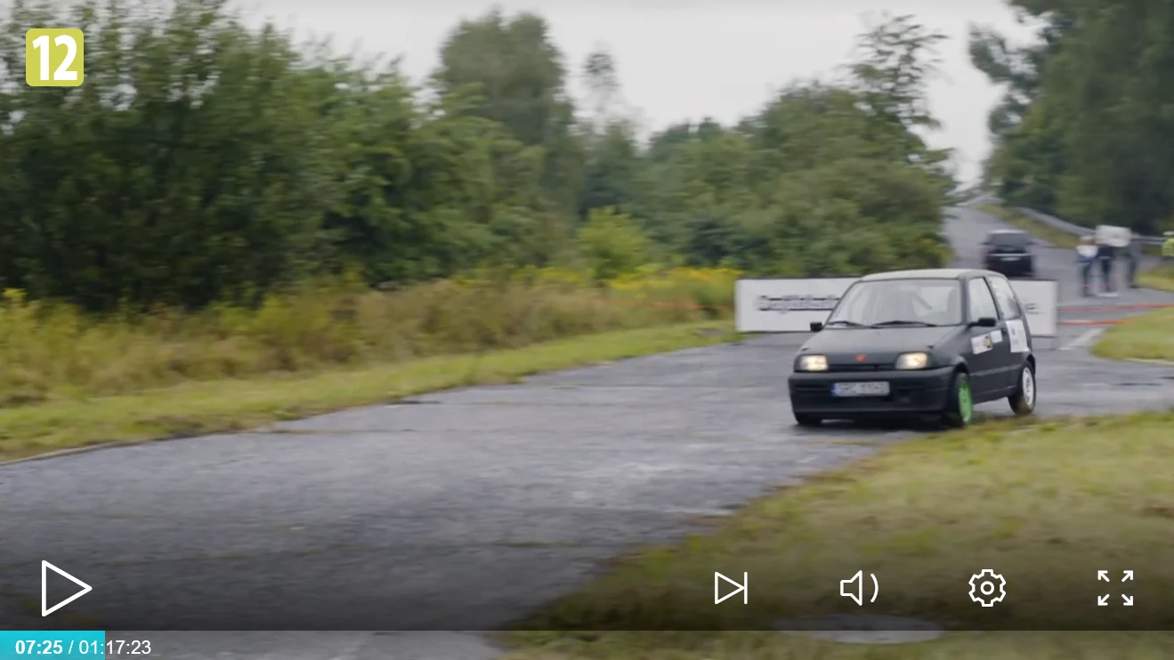 Maciej jest fanem samochodów Maciej jest fanem samochodów