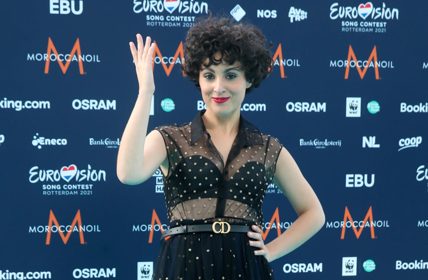 Reprezentująca Francję piosenkarka Barbara Pravi podczas ceremonii otwarcia Konkursu Piosenki Eurowizji odsłoniła więcej niż w teledysku. Nawet bez podpisu zdjęcia można bez problemu ocenić, że to paryski szyk. Czerń, koronki, groszki i czerwone usta. To była jedna z wyżej ocenianych kreacji na turkusowym dywanie w Rotterdamie. 