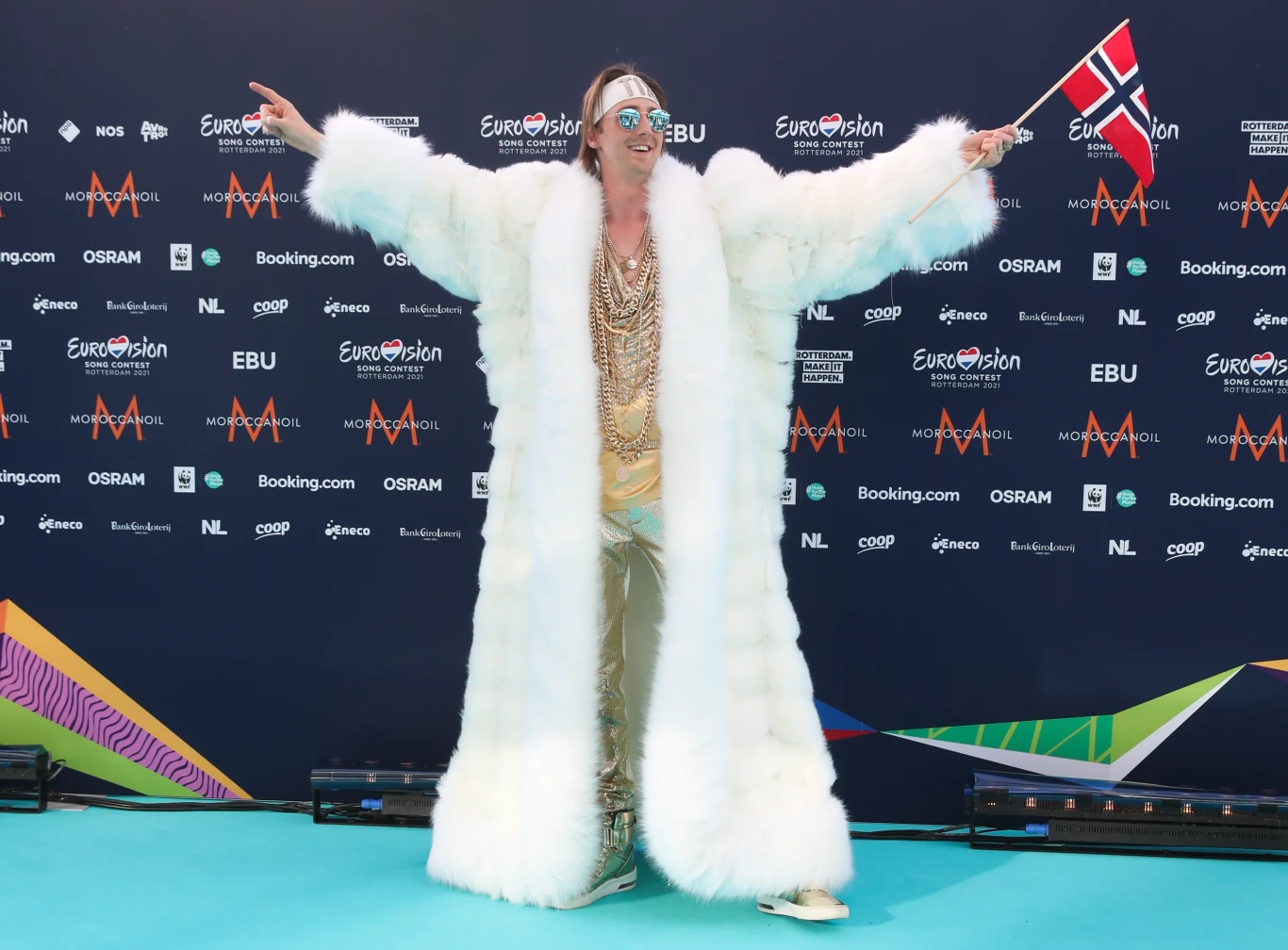 Piosenkarz TIX (Andreas Haukeland) reprezentujący Norwegię pozuje podczas ceremonii otwarcia Konkursu Piosenki Eurowizji 2021. Futra już były i jak widać, wciąż przewijają się przez męską garderobę. Pamiętacie występ Andrzeja Piasecznego? Futrzany płaszcz Piaska uplasował go w czołówce najgorzej ubranych gwiazd. Czyżby przedstawiciel Norwegii o tym nie wiedział?