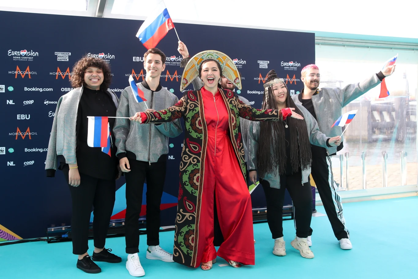Reprezentująca Rosję piosenkarka Manizha Sangin podczas ceremonii otwarcia Konkursu Piosenki Eurowizji 2021 nawiązała do etnicznych klimatów. Takie elementy są zawsze dobrze odbierane podczas występów. Uzupełnienie, a nie przebranie. To zmienia postać rzeczy. 
