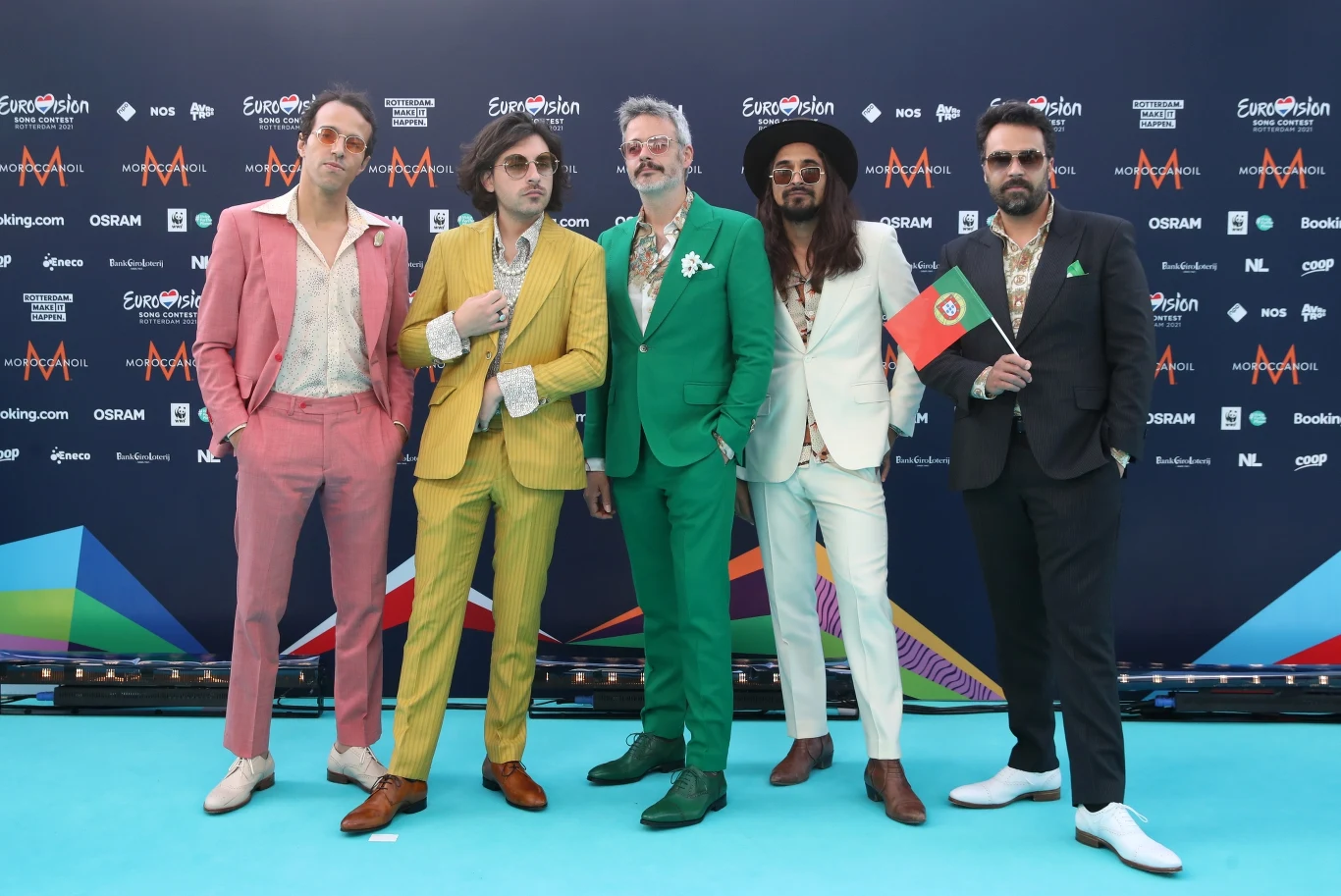 Członkowie popowego zespołu The Black Mamba reprezentujący Portugalię pozują podczas ceremonii otwarcia Konkursu Piosenki Eurowizji 2021 w Rotterdamie. Nasze wrażenia? Widzimy tu wpływ Konkurs Piosenki Eurowizji dla Dzieci. Trzy lata temu tancerki Roksany Węgiel występowały w kolorowych garniturach.