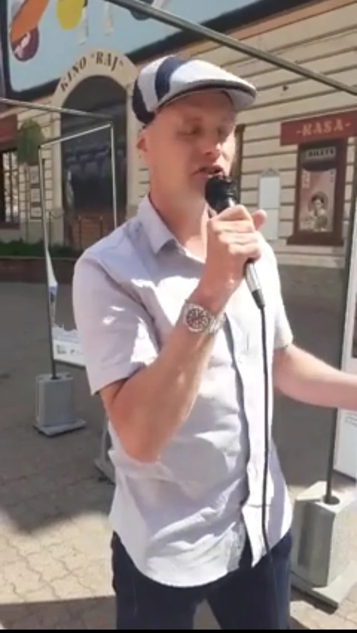 Krzysztof Krawczyk Junior śpiewający na ulicach Łodzi 