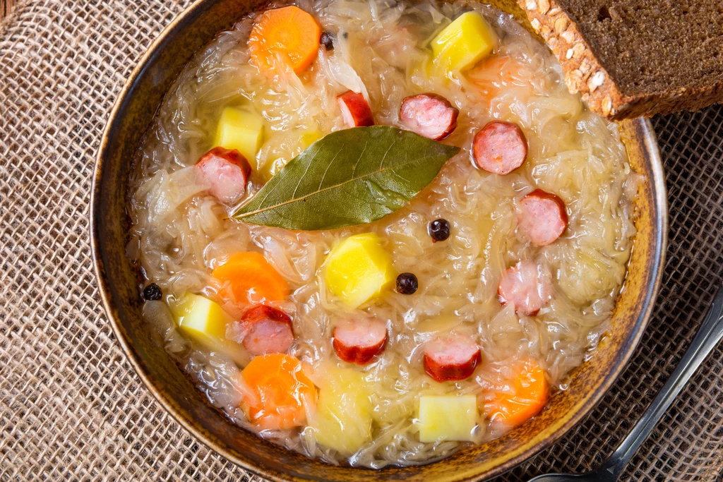 Tradycyjna zupa z kapusty to nieodłączny element kuchni polskiej