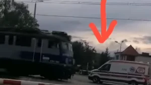 Karetka ustawiła się równolegle do torów, by uniknąć zderzenia