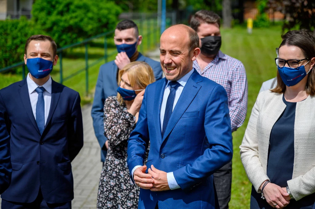Borys Budka podczas konferencji prasowej w Dąbrowie Tarnowskiej Borys Budka podczas konferencji prasowej w Dąbrowie Tarnowskiej