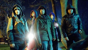 John Boyega (w środku) w scenie z "Ataku na dzielnicę"
