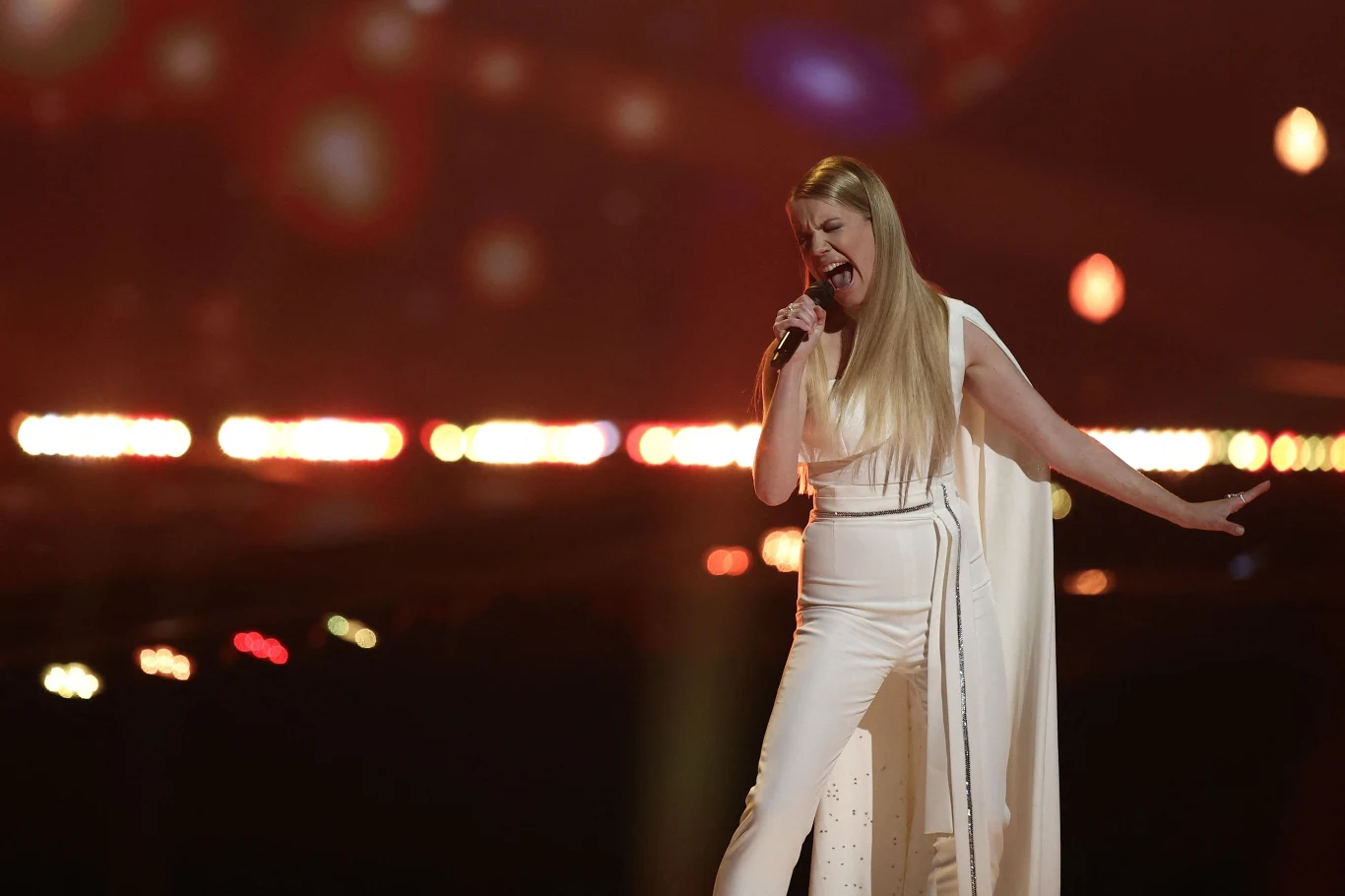 Reprezentantka Słowenii - Ana Soklič - wykonała utwór "Amen". 