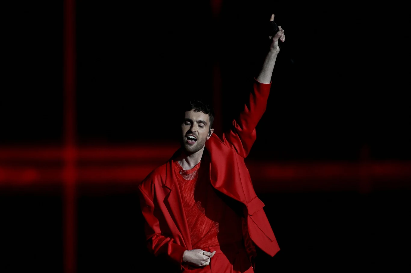 Na scenie pojawił się zwycięzca konkursu z 2019 roku - Duncan Laurence.