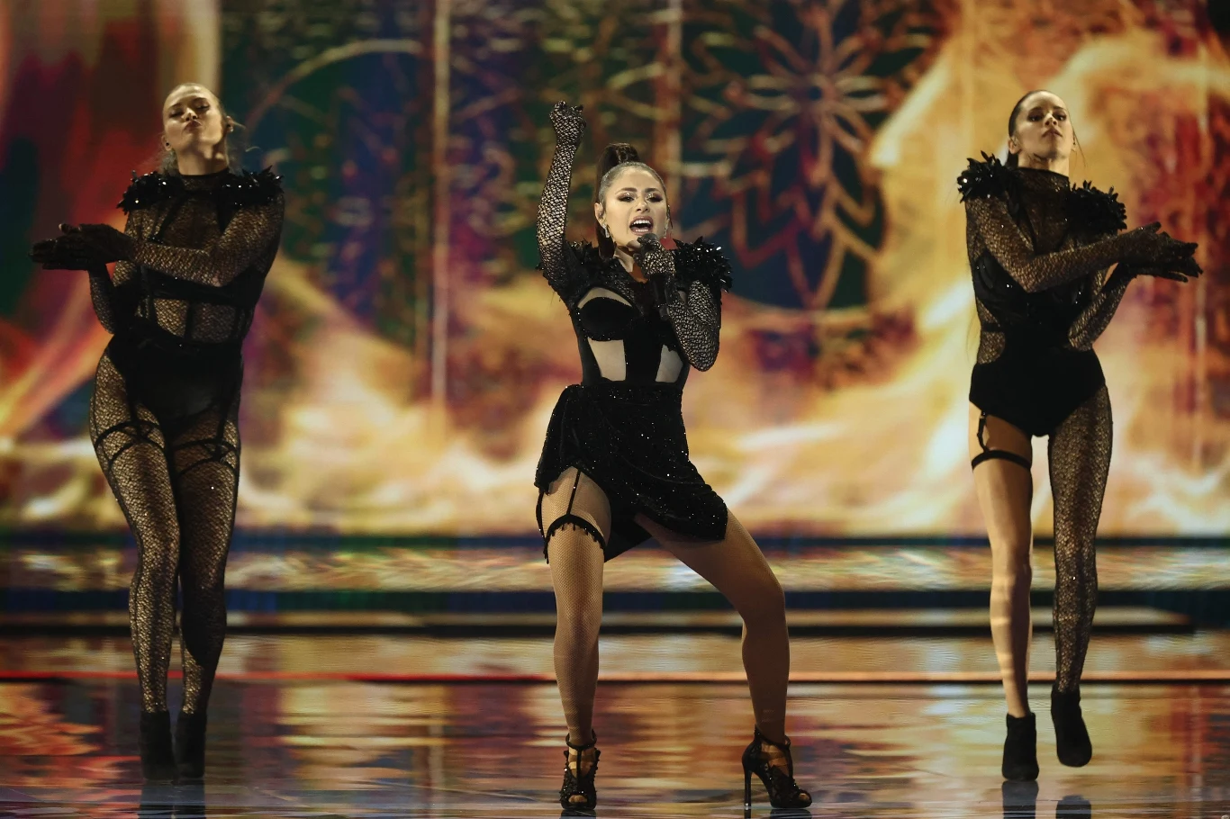 Efendi z piosenką "Mata Hari" reprezentowała Azerbejdżan.