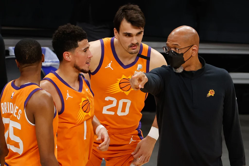 Monty Williams z zawodnikami Phoenix Suns