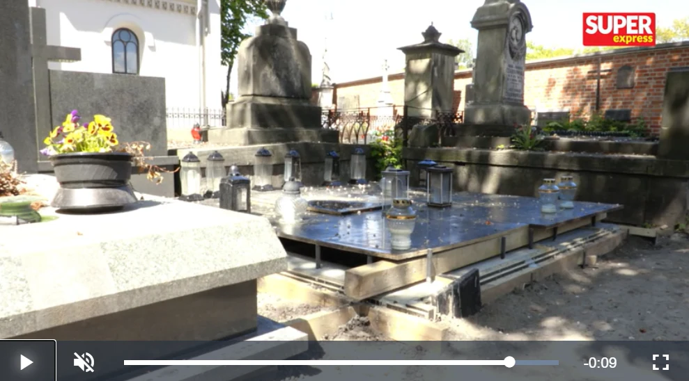 O mogile Woźniaka-Staraka pisze "Super Express"