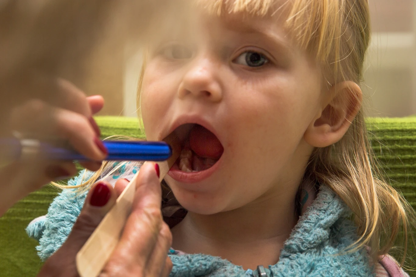 Podczas bilansu lekarz powinien ocenić nie tylko stan zdrowia dziecka, ale także jego umiejętności komunikacyjne, motorykę i rozwój ogólny