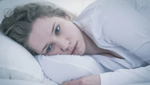 Potworne zmęczenie, senność i smutek, często mylone z przepracowaniem lub nawet depresją, mogą być objawami choroby Haszhimoto