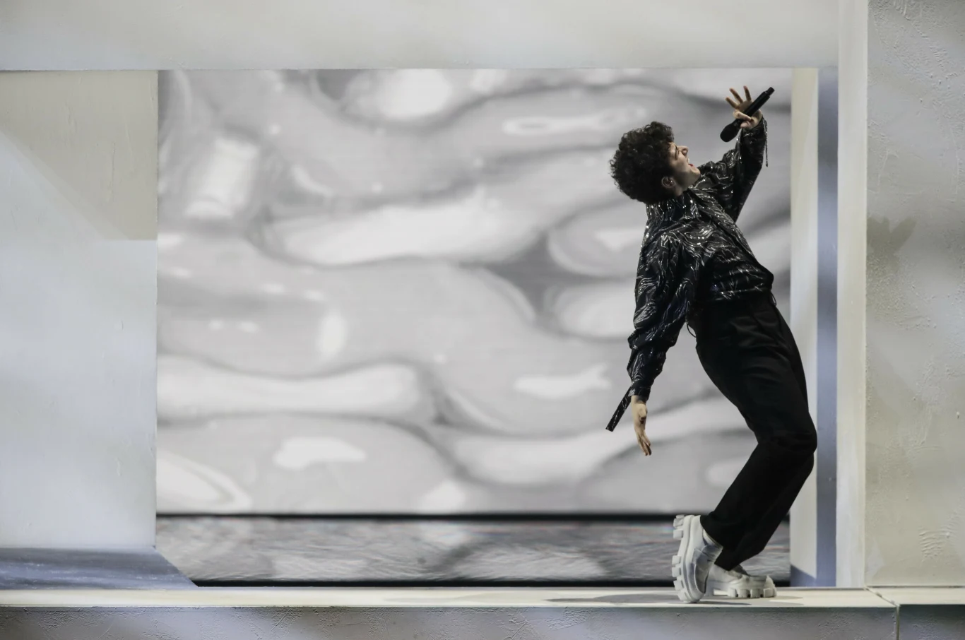 Kandydatem do zwycięstwa w drugim półfinale jest Gjon's Tears (Szwajcaria). Na starcie Eurowizji przewidywano nawet, że może wygrać nawet cały konkurs, jednak próby nieco stonowały optymistyczne nastroje dziennikarzy.