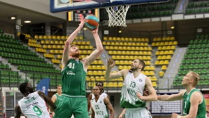 Geoffrey Groselle (drugi z lewej) w akcji