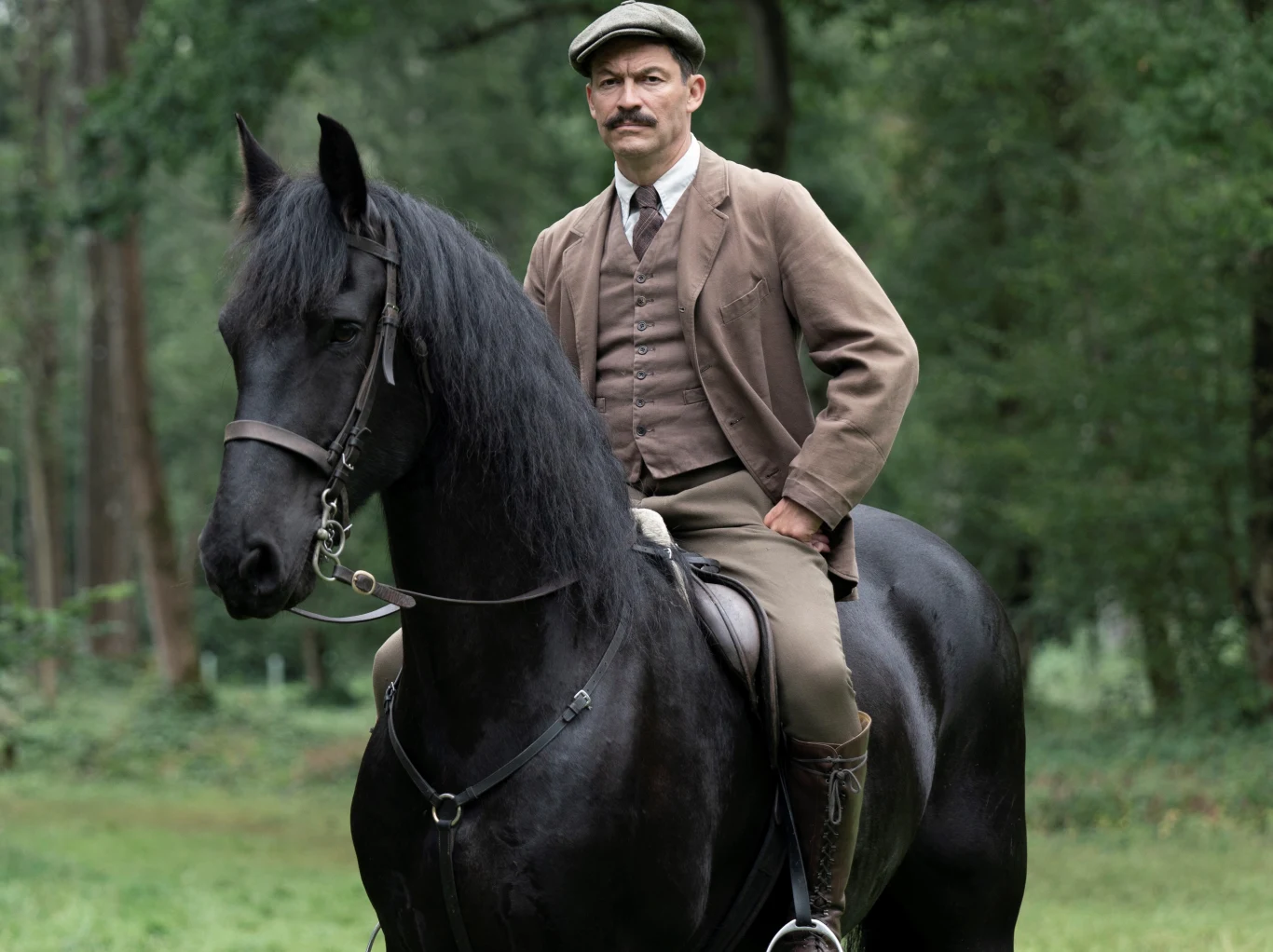 Dominic West jako Wuj Matthew w serialu "Pogoń za miłością"