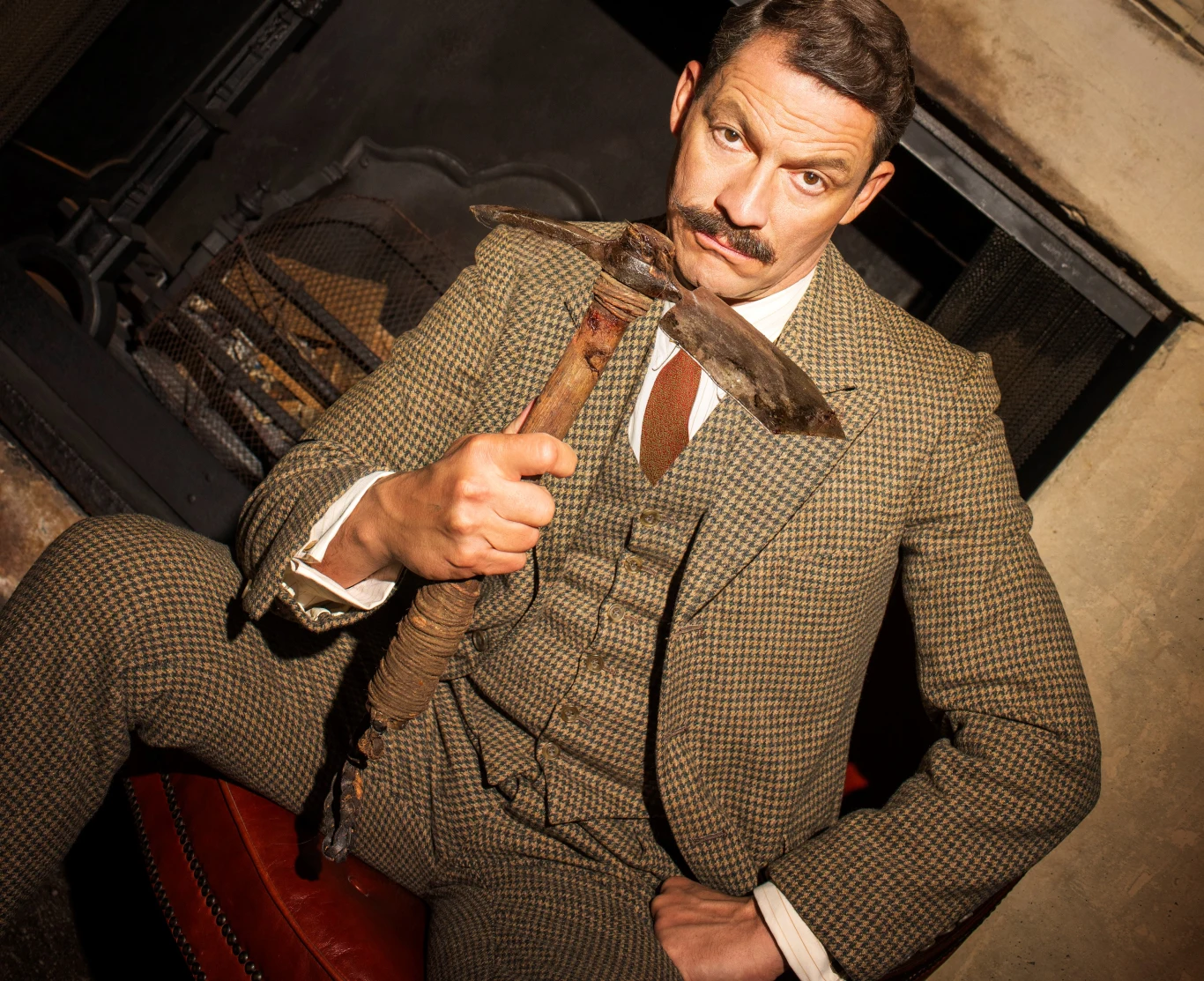Dominic West jako Wuj Matthew w serialu "Pogoń za miłością"