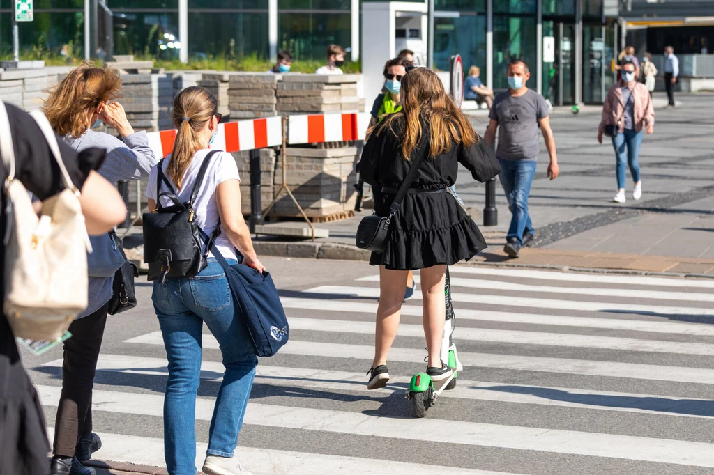 Użytkownicy hulajnóg przestali być pieszymi, a tym samym nie wolno im jeździć po chodniku czy przejściu