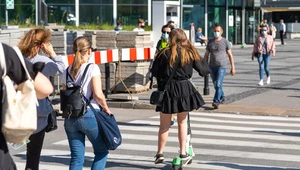 Użytkownicy hulajnóg przestali być pieszymi, a tym samym nie wolno im jeździć po chodniku czy przejściu