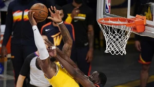 Faul Greena nie przeszkodził LeBronowi Jamesowi (z lewej) w przechyleniu szali zwycięstwa na korzyść Lakers