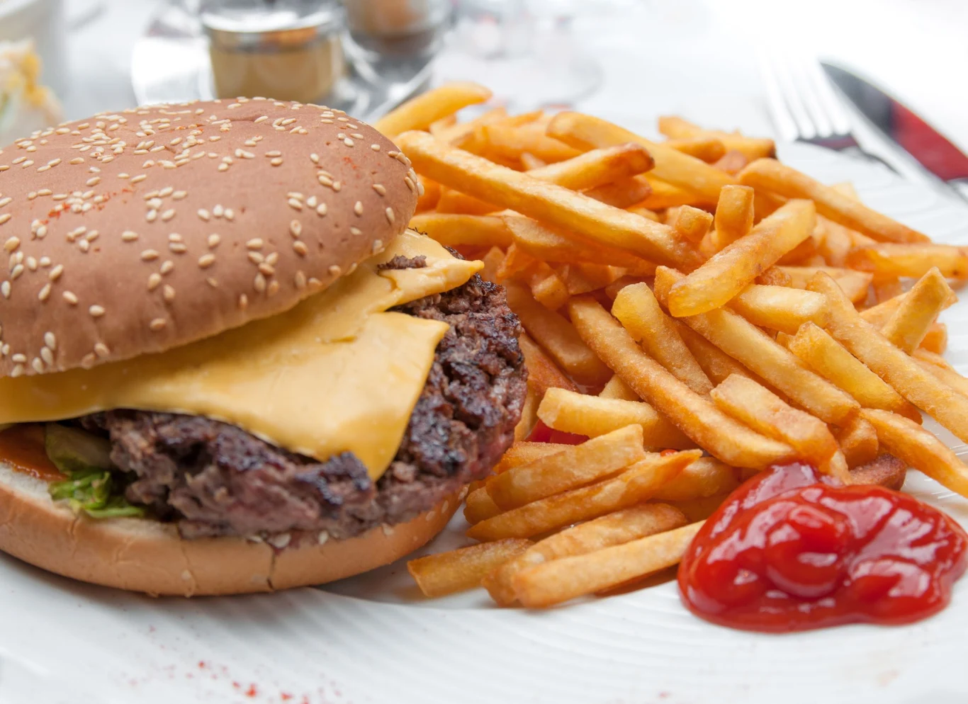 Taki zestaw to zazwyczaj bomba tłuszczu i soli. Fast foody są zakazane na diecie MIND