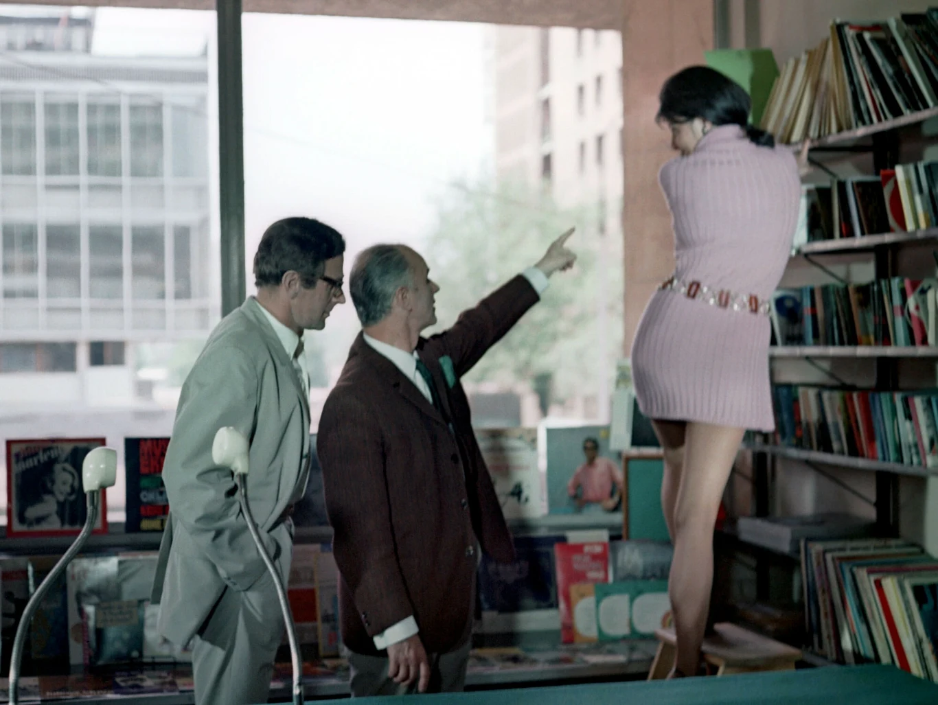 Scenariusz "Dzięcioła" napisali: znany felietonista Krzysztof Teodor Toeplitz i Jerzy Gruza - wówczas głównie twórca popularnych programów rozrywkowych, który tym filmem zadebiutował na dużym ekranie.