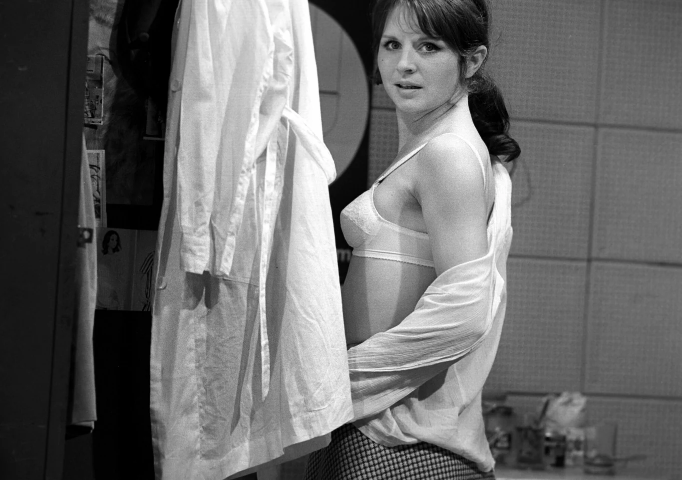 Kiedy w 1971 r. "Dzięcioł" wszedł na ekrany kin, przebojem zdobył spragnioną rozrywki publiczność. Krytycy, nie bacząc na sukces kasowy, byli bardziej powściągliwi w zachwytach, narzekając na brak konsekwencji stylistycznej i niezbyt wyszukany dowcip, przyznawali jednak, że całość robi dobre wrażenie dzięki mocnemu osadzeniu w polskich realiach z lekka tylko skarykaturowanych, świetnemu aktorstwu i wartkiemu rytmowi.