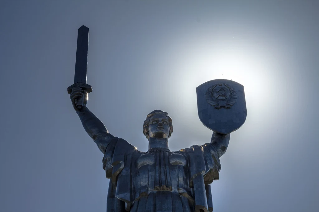 Pomnik Matki Ojczyzny w Kijowie. Ukraińcy radykalnie rozwiązuja problem kredytów walutowych