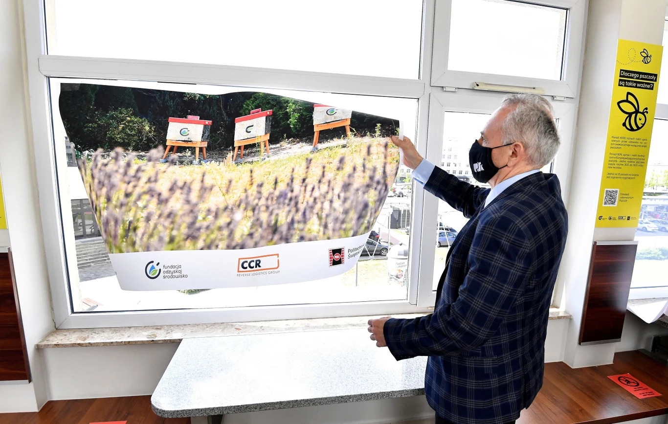 Rektor prof. dr hab. inż. Zbigniew Koruba podczas otwarcia pierwszej pasieki z recyklingu