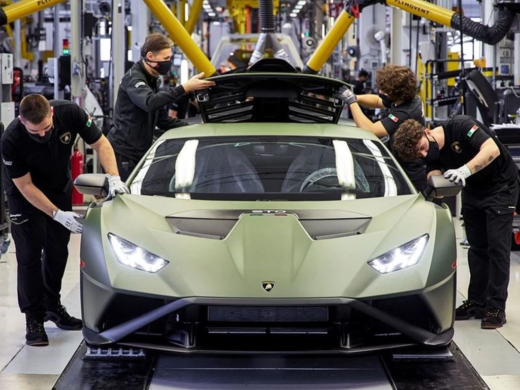 Lamborghini chce "oddać hołd silnikom benzynowym"