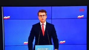 Rzecznik rządu Piotr Mueller podczas transmisji konferencji prasowej z KPRM 