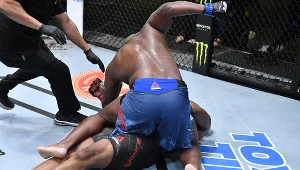 Derrick Lewis tu zasypuje ciosami Curtisa Blaydesa