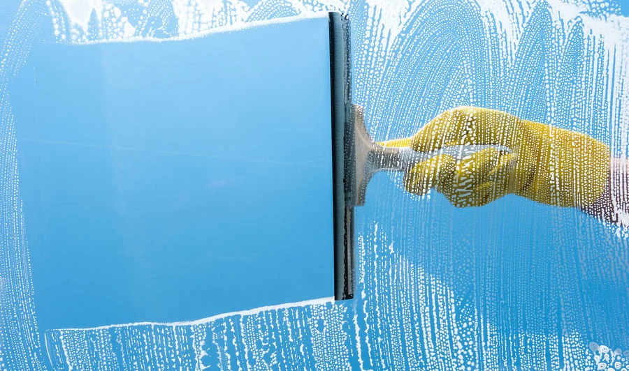 Ściągaczka do szyb szybko upora się z nadmiarem wody podczas mycia okien