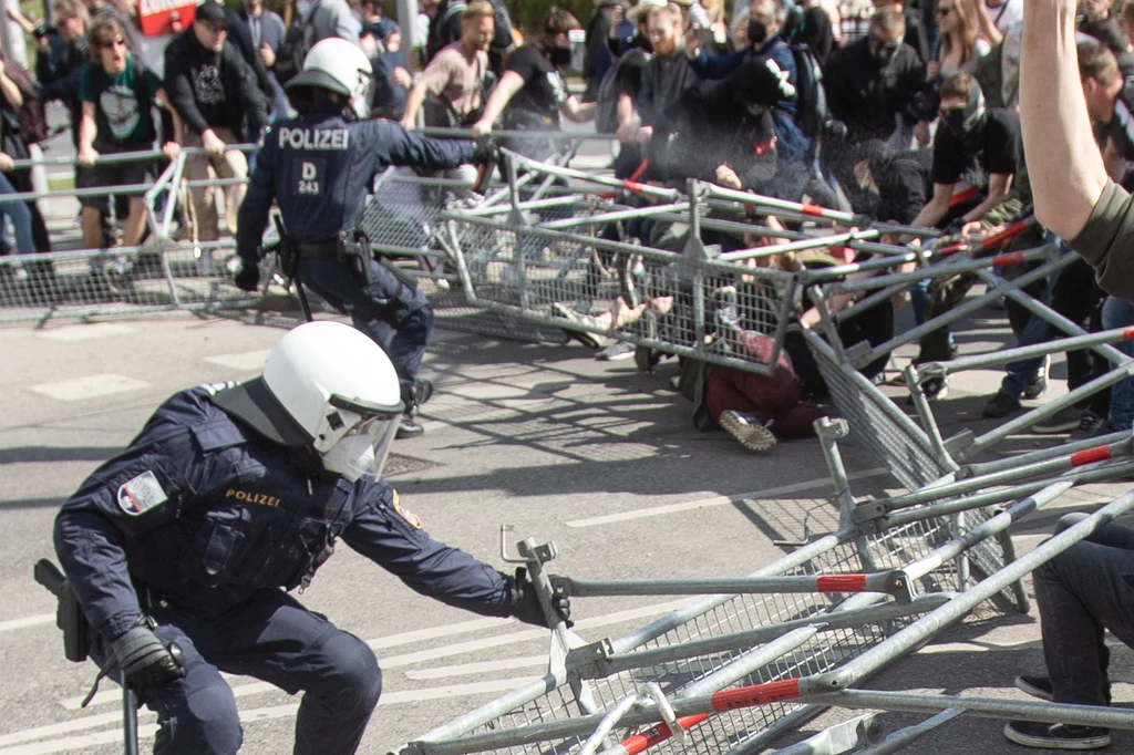 Austriackie służby podczas jednego z protestów przeciwników obostrzeń epidemicznych, zdjęcie archiwalne