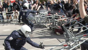 Austriackie służby podczas jednego z protestów przeciwników obostrzeń epidemicznych, zdjęcie archiwalne