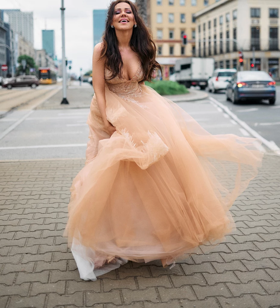 Sylwia Bomba w pięknej sukni od Violi Piekut pojawiła się w programie Joli Czai-Przesmyckiej "Daj się wyczaić" 