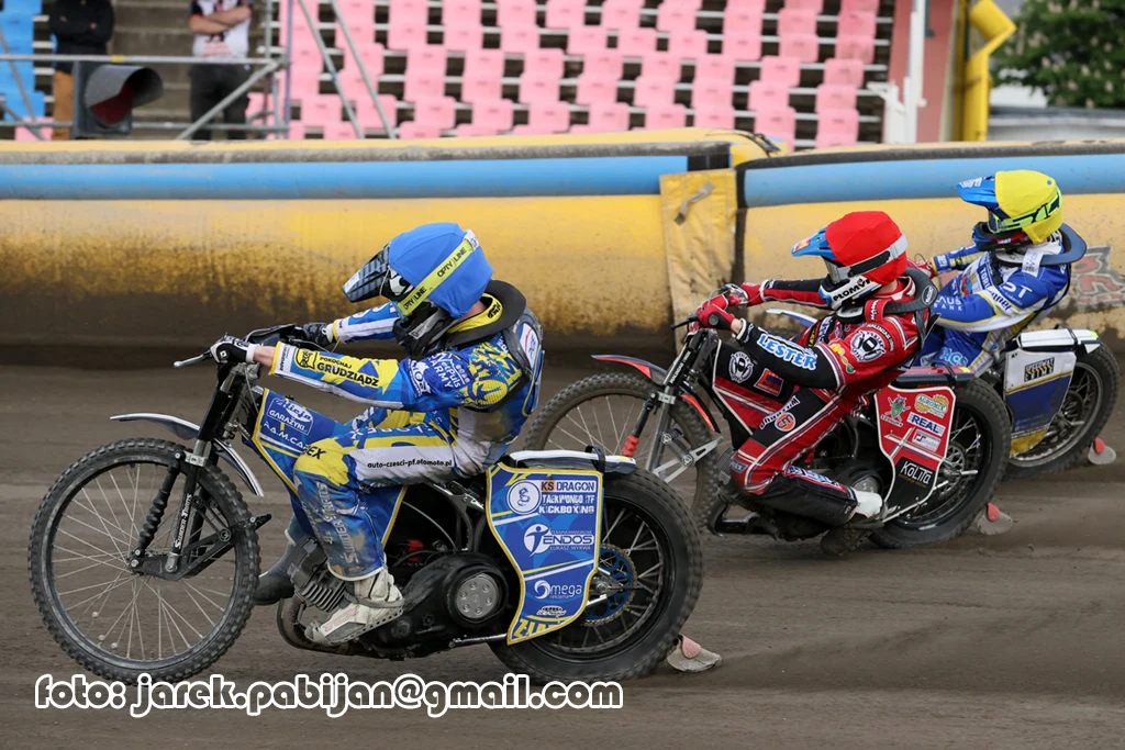 Mateusz Bartkowiak przed Damianem Ratajczakiem i Karolem Żupińskim Mateusz Bartkowiak przed Damianem Ratajczakiem i Karolem Żupińskim