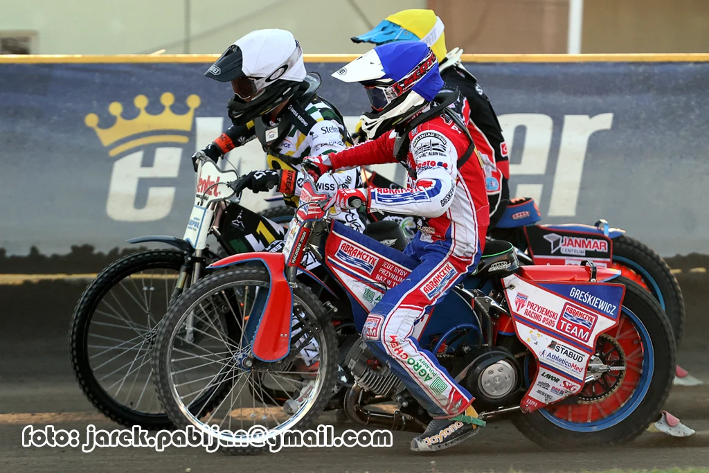 Wiktor Przyjemski (kask niebieski) w walce z rywalami Wiktor Przyjemski (kask niebieski) w walce z rywalami