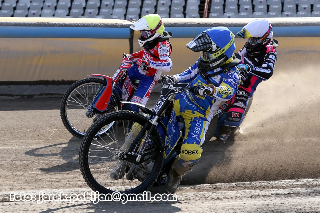 Mateusz Bartkowiak prowadzi w powtórce 1. wyścigu Mateusz Bartkowiak prowadzi w powtórce 1. wyścigu