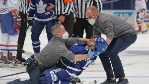 Służby medyczne udzielają pomocy Johnowi Tavaresowi