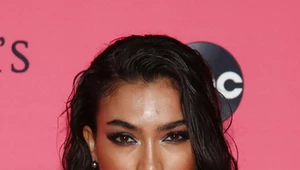 Kelly Gale w dżinsowych szortach