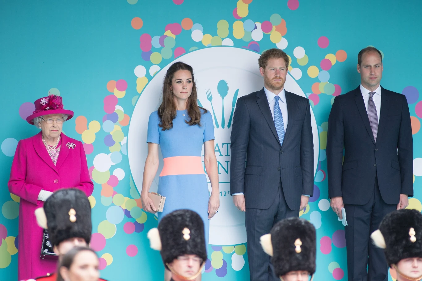 Królowa Elżbieta II, księżna Kate, książę Harry i książę William Królowa Elżbieta II, księżna Kate, książę Harry i książę William