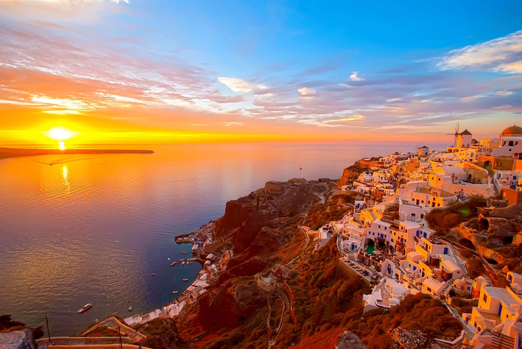 Santorini słynie z pięknych zachodów słońca