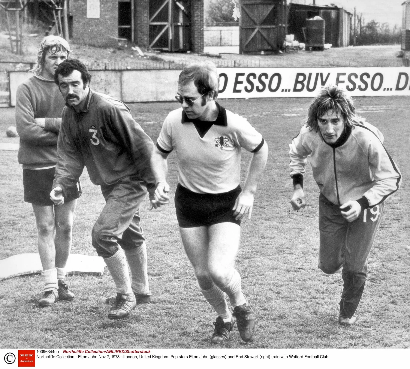 Elton John (w środku, w jasnej koszulce) oraz Rod Stewart (po prawej) w trakcie treningu Watfordu Elton John (w środku, w jasnej koszulce) oraz Rod Stewart (po prawej) w trakcie treningu Watfordu
