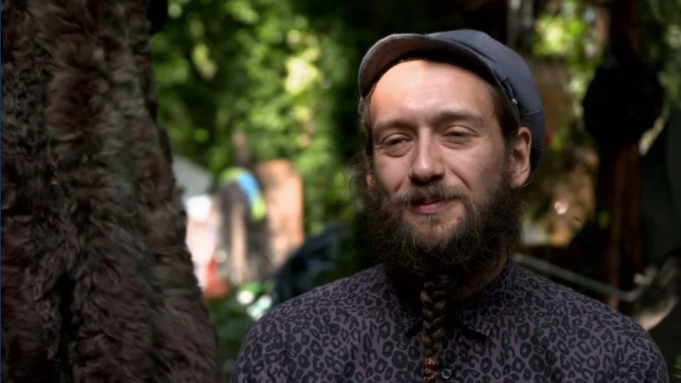 Łukasz nie jest już samotny, więc nie potrzebuje otaczać się przedmiotami Łukasz nie jest już samotny, więc nie potrzebuje otaczać się przedmiotami