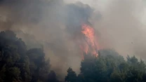 Następnie w błyskawicznym tempie ogień przeniósł się w region Attyki, gdzie znajduje się grecka stolica. Nad Atenami pojawił się gęsty, duszący dym pochodzący z pożaru.