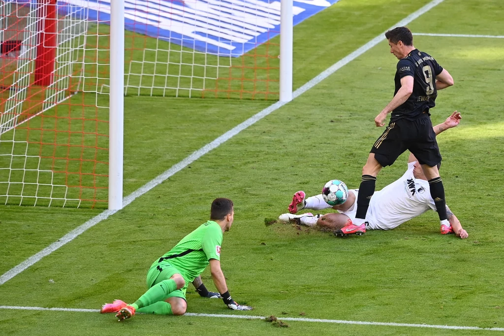 Robert Lewandowski stanął przed wyzwaniem pobicia rekordu Gerda Muellera i zdobycia 41. bramki w Bundeslidze w sezonie. Piłkarze Augsburga, na czele z Rafałem Gikiewiczem i Robertem Gumnym, nie zamierzali ułatwiać mu zadania.