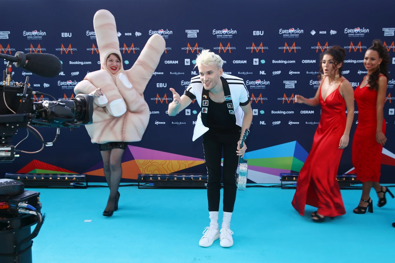 Muzyka na Eurowizję wybrała wewnętrzna komisja przy niemieckim nadawcy. Jeszcze kilka tygodni przed wyborem muzyk zaczął zapowiadać swój potencjalny występ na konkursie. 