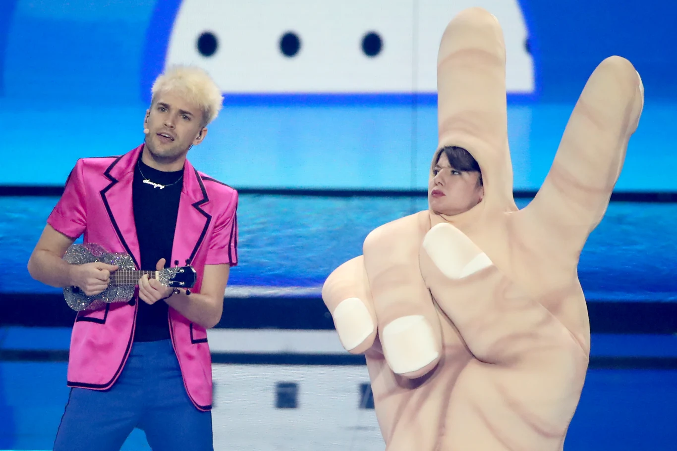 Podczas Eurowizji Jendrik na scenie pojawił się z tancerką, która przebrana jest za ogromną dłoń. Miała ona wyciągnięte palce w symbol "V" (znak pokoju). 