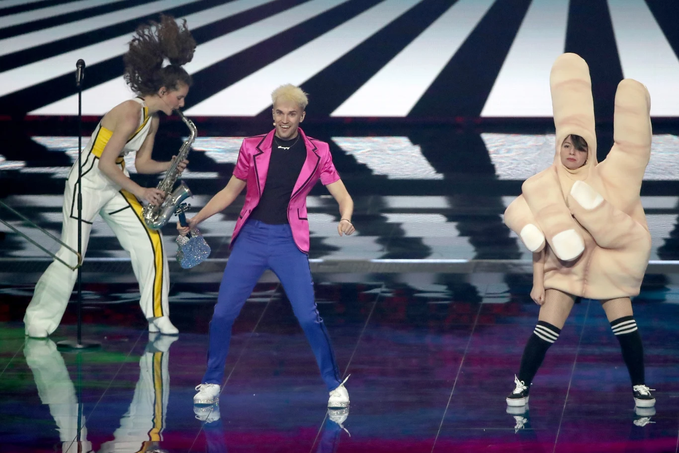 Jendrik Sigwart pochodzi z Hamburga i ma 26 lat. Jest muzykiem i aktorem. 